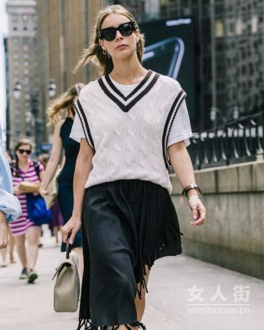 展现绝美天鹅颈,还不赶紧选V领!